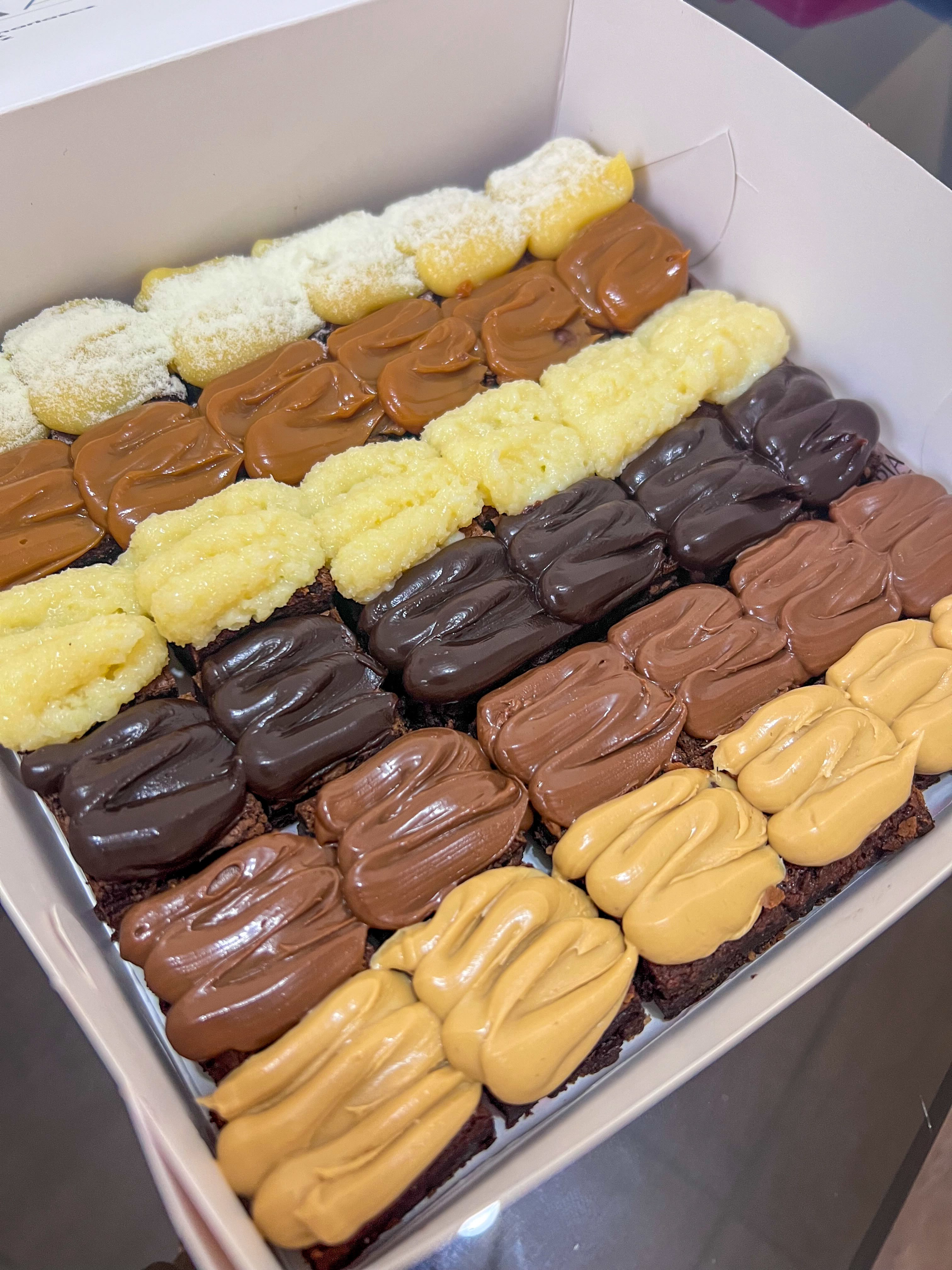 Caja de 36 Minibrownies con toppings surtidos